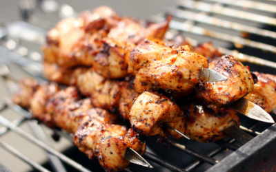 Pinchos morunos de pollo (sin pechuga): rápidos, jugosos y con toque cítrico