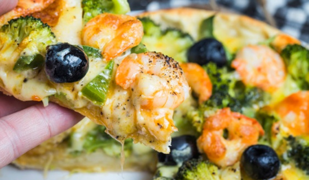 Pizza en la barbacoa con gambas, jalapeño y brócoli (sobre piedra cerámica)