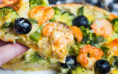 Pizza en la barbacoa con gambas, jalapeño y brócoli (sobre piedra cerámica)