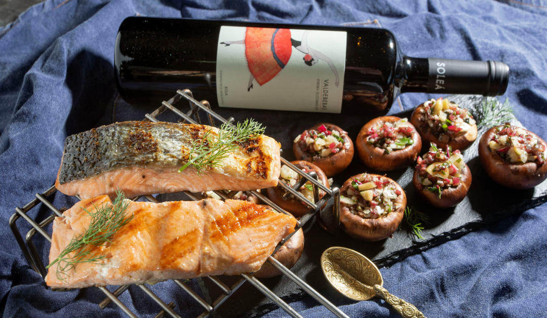 Salmón a la barbacoa en indirecto con champiñones rellenos de ajo y perejil