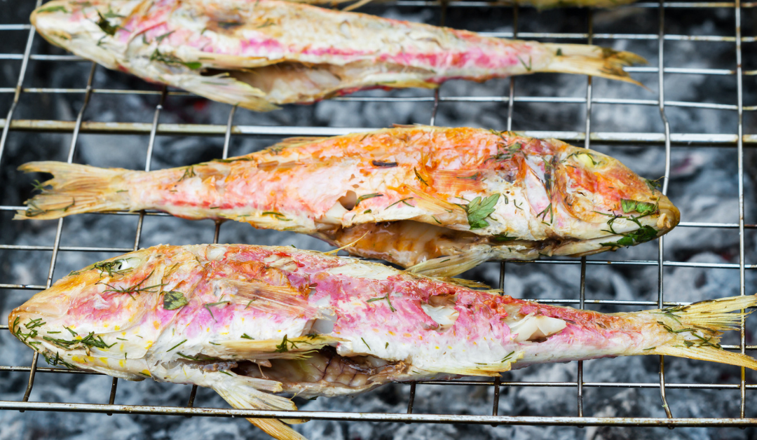 Salmonetes a la brasa con salsa picante de limón y cilantro