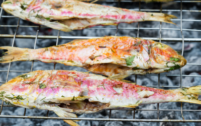 Salmonetes a la brasa con salsa picante de limón y cilantro