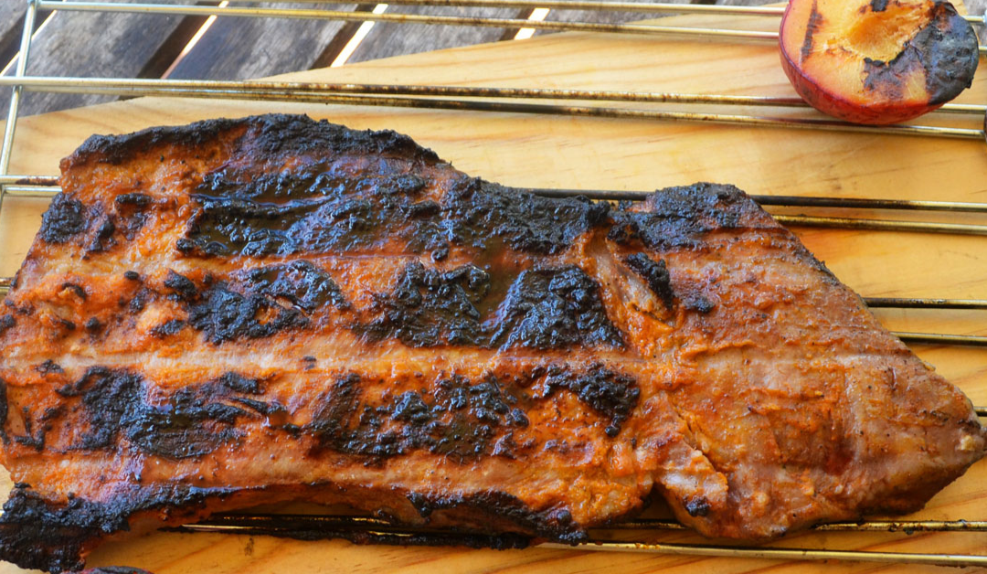 Secreto ibérico a la brasa con adobo de tomate y ciruela melosa