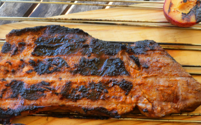 Secreto ibérico a la brasa con adobo de tomate y ciruela melosa