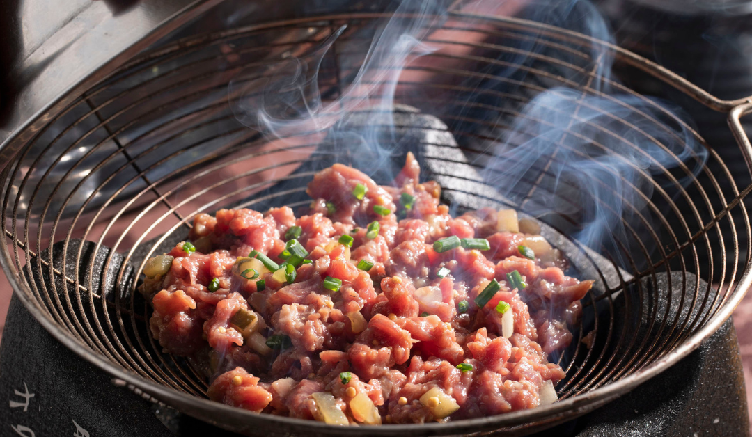Steak Tartar ahumado en frío con sarmientos: clásico con toque BBQ