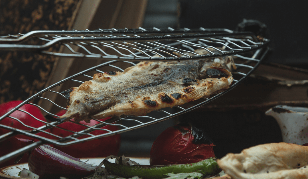 Besuguera, la herramienta para cocinar pescado a la brasa
